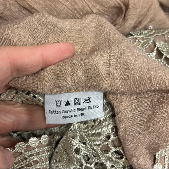 Mad About Style Elegant Lace Trim Blouse in Cream. Size Small/Medium - Picture 6 of 6